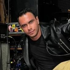 Самый эффектный бортпроводник «Аэрофлота» Даниил Ламас развелся с женой