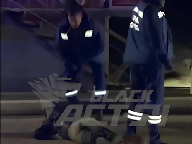 На месте женщине оказывали помощь медики | Источник: «АСТ-54 Black» / Telegram