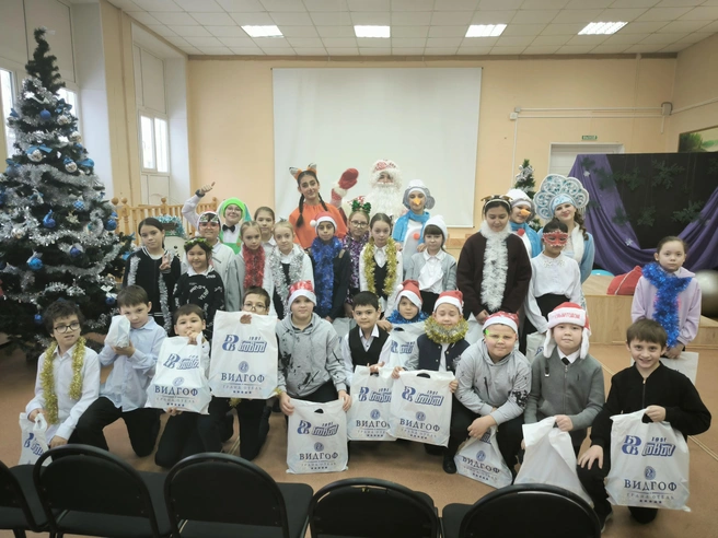 Новогодние поздравления проходили на утренниках, праздничных линейках и торжественных мероприятиях. Вот так ярко праздник прошел в школе № 39 | Источник: ГК «БОВИД»