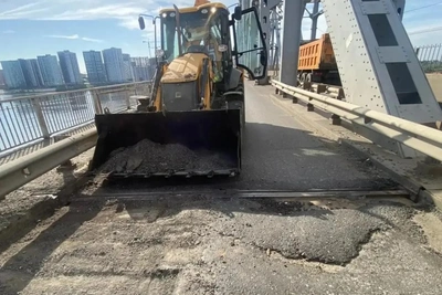 В Астрахани обновляют Старый мост: ремонт и ограничения