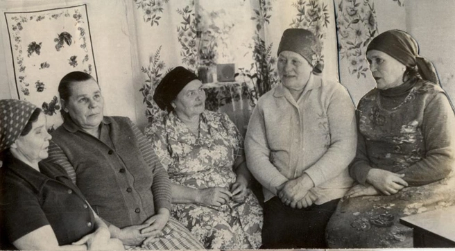 Фотография исполнительниц из Денисовки 1986 года  | Источник: Фонды Центра народной культуры МБУК МСКДЦ «Светоч» Седельниковского района Омской области