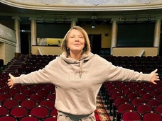 Хромает, но работает. Елена Проклова передвигается с тростью после перелома