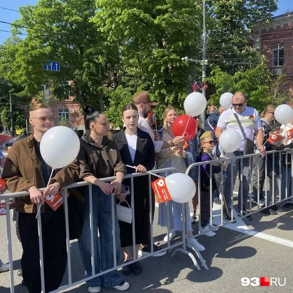 На месте зрителям раздали шарики | Источник: Екатерина Железнова / 93.RU