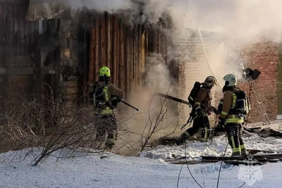 Три автомобиля сгорели в автосервисе Петергофа