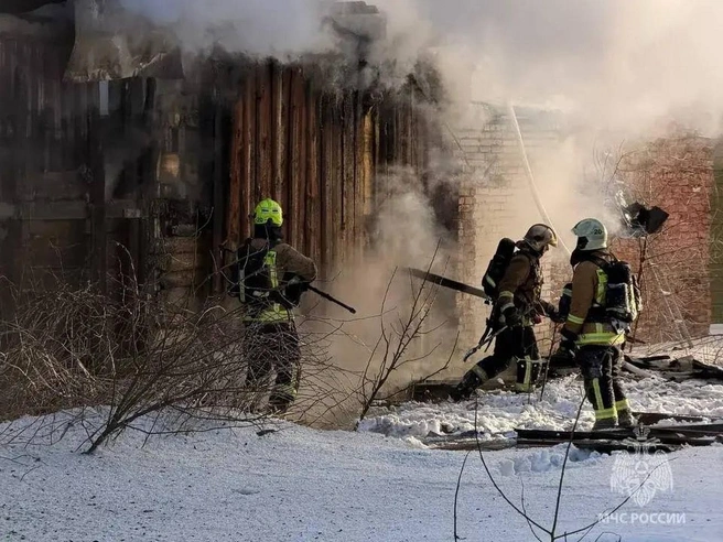 В автосервисе в Петергофе сгорели три автомобиля | Источник: ГУ МЧС России по Санкт-Петербургу