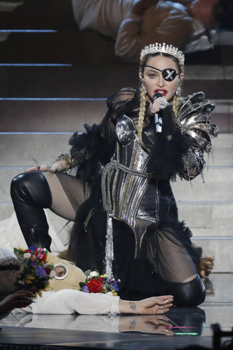 Королева провокаций: 10 скандальных нарядов Мадонны, которые изменили моду