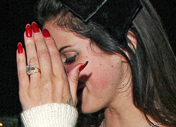 Лана Дель Рей носит обручальное кольцо Анджелины Джоли