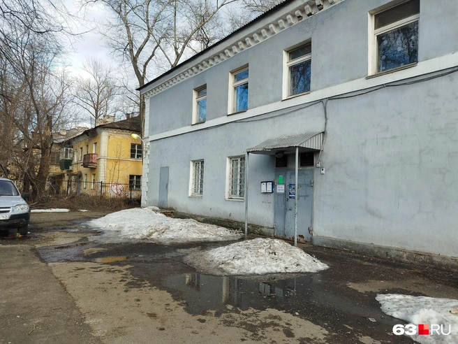 Сугробы тают. Запахло весной. А я всё так же хожу в это милое здание. Пока что не пришло мне ни копейки от бывшего  | Источник: Александра Исмайлова / 63.RU 