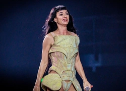 Суд обязал 86-летнего миллионера выплатить Кэти Перри $1,8 млн по делу об особняке