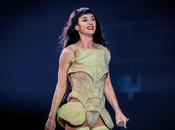 Суд обязал 86-летнего миллионера выплатить Кэти Перри $1,8 млн по делу об особняке