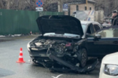 Авария на перекрёстке Бестужева и Захарова заблокировала движение
