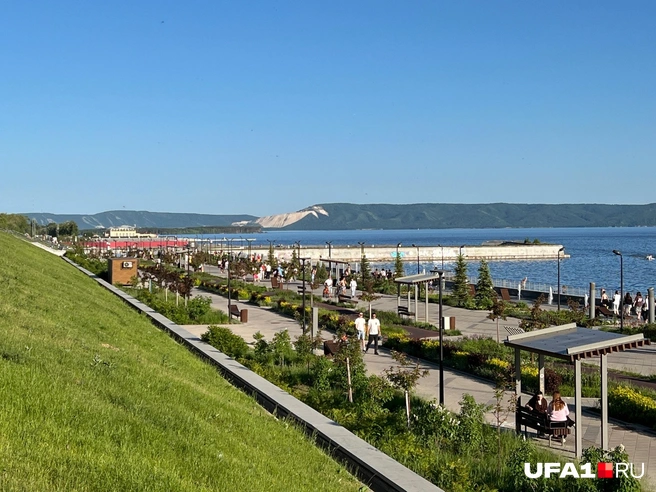 На набережной много мест для отдыха | Источник: Андрей Бирюков / UFA1.RU