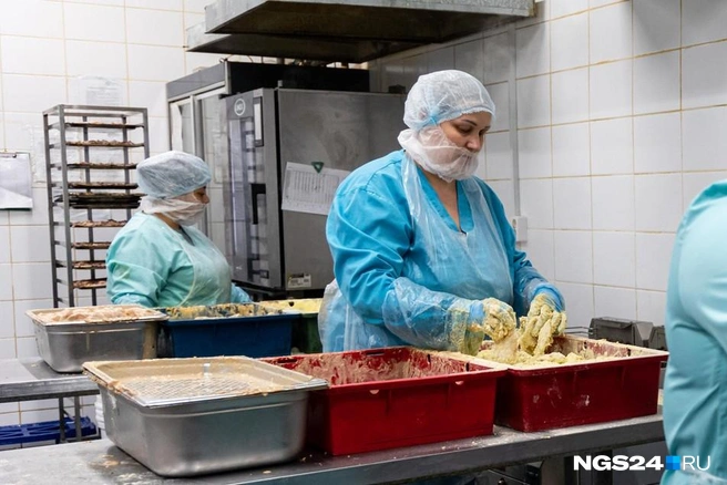 Курица маринуется сразу в нескольких контейнерах  | Источник: Мария Ленц / NGS24.RU