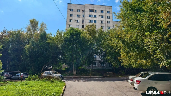 Репортаж с улицы Российской в Уфе, где в 1994 году убили одного из руководителей крупного завода | Источник: Булат Салихов / UFA1.RU