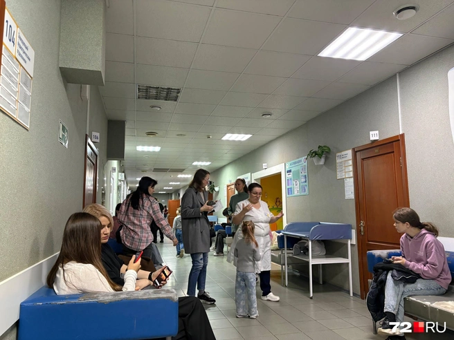 Несмотря на усиленную работу, медики и врачи поликлиники вежливо и тактично отвечали на вопросы пациентов  | Источник: Мария Токмакова / 72.RU