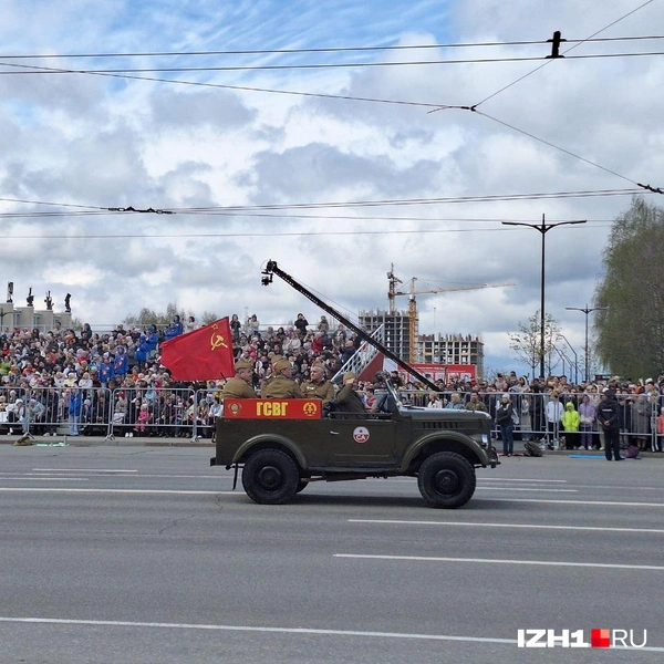 В некоторых машинах можно было увидеть «солдат», одетых в форму военных лет | Источник: Юлия Дёмина / IZH1.RU