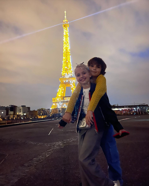 «Париж, Эйфелева башня и радостные дети»: новое фото Лизы и Гарри Галкиных