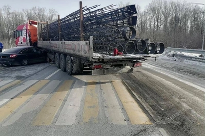 «Гранта» столкнулась с грузовиком арматуры под Оренбургом