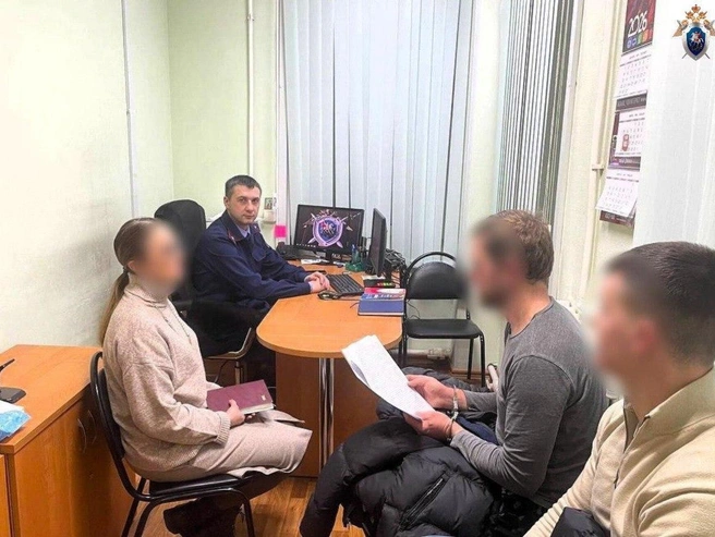 На фотографии задержанный находится вторым слева | Источник: СУ СК России по Ярославской области