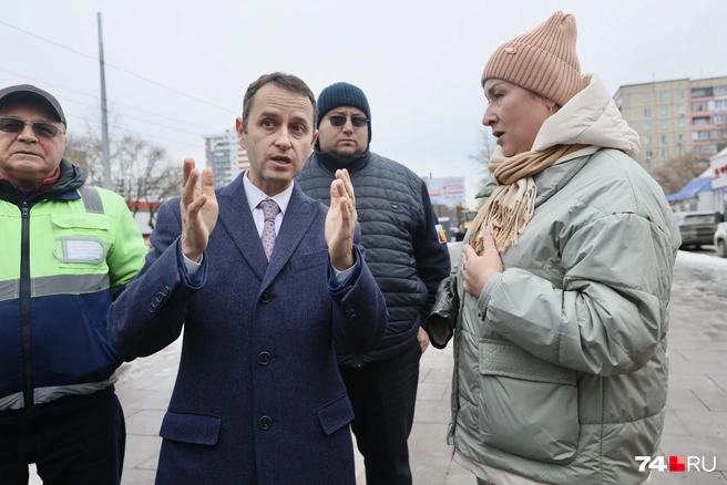 У жителей очень много вопросов, поэтому видя делегацию на Кашириных, они спешат их задать | Источник: Наталья Лапцевич