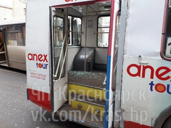 Часть осколков попала в салон, к счастью, никто не пострадал