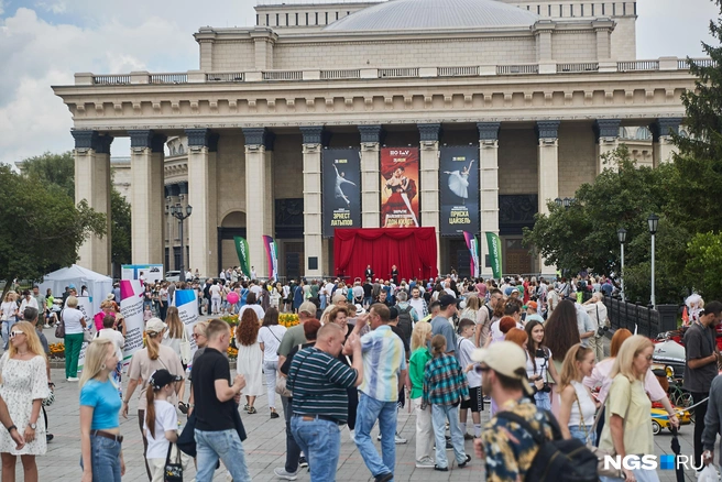 Возле НОВАТа тоже оживленно, на ступенях театра проходит выступление | Источник: Александр Ощепков / NGS.RU