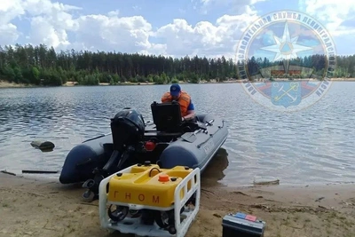 Мужчина погиб, купаясь ночью в озере в Ленобласти