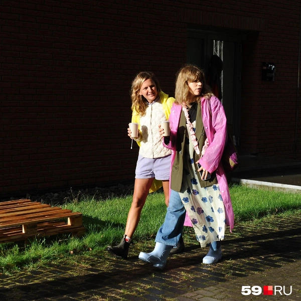 Дождевики в этот день лишь дополняли образы | Источник: Ирина Тропина / 59.RU