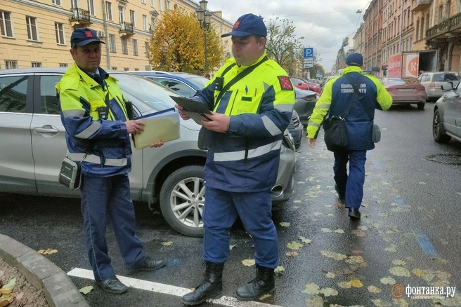 Силовой экстрим. Комтранс вышел эвакуировать нарушителей с платной парковки на Захарьевской  | Источник: Михаил Огнев / «Фонтанка.ру»
