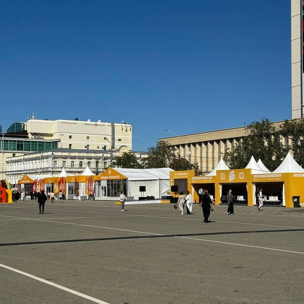 Пока на площади только волонтеры и немногочисленные прохожие | Источник: Дарья Гранкина / 26.RU