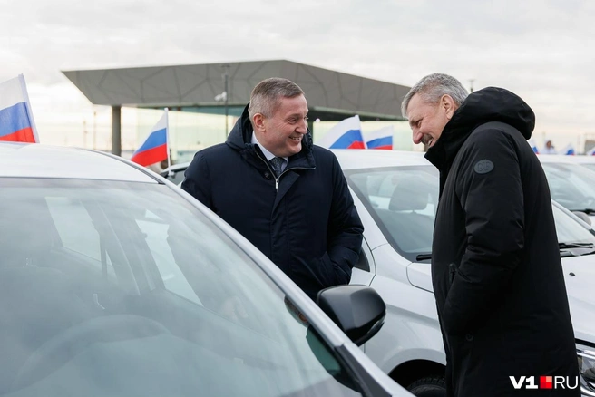Губернатор даже лично посидел в некоторых из автомобилей | Источник: Алексей Волхонский / V1.RU