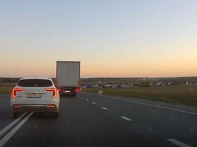 Haval Jolion на видео совершает несколько опасных обгонов. Водителю грозит лишение прав при установлении его личности. | Источник: читатель 74.RU