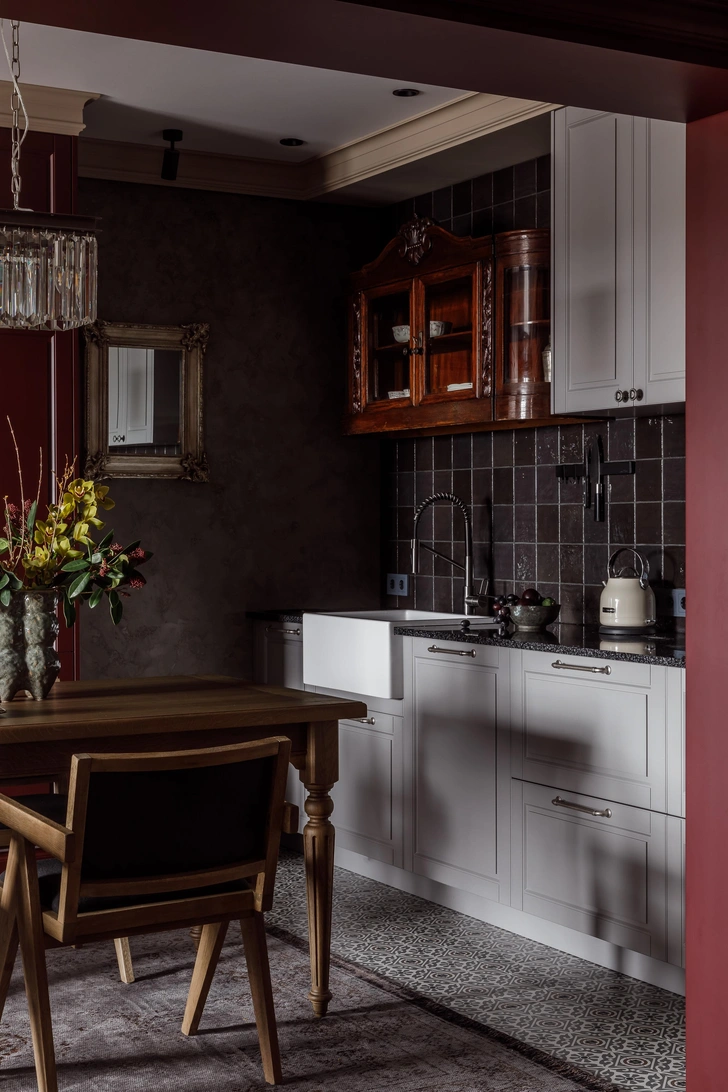 Кухня выполнена на заказ компанией Meba. Плитка на фартуке, Equipe Ceramicas. Плитка на полу Musa Grey, Gayafores. Буфет, винтаж, Германия. Мойка, Kerasan. Смеситель, Omoikiri. | Источник: Михаил Чекалов. Стиль: Анна Селиванова