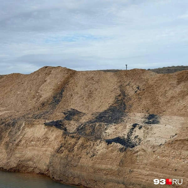 Следы нефтепродуктов на песчаных валах | Источник: Валерия Дульская / 93.RU