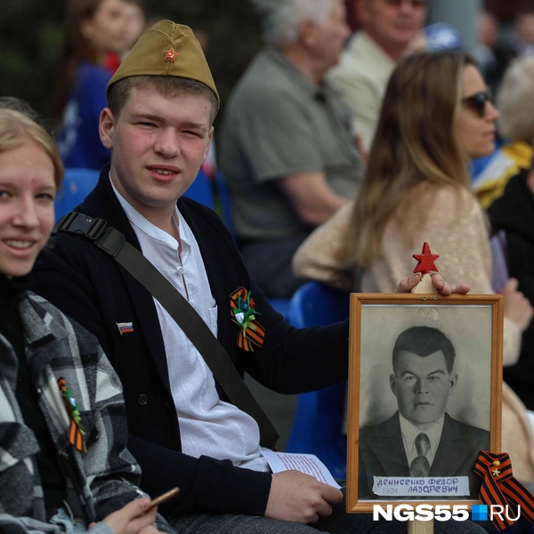 Этот парень сразу же подготовился к шествию «Бессмертного полка» | Источник: Евгений Софийчук / NGS55.RU