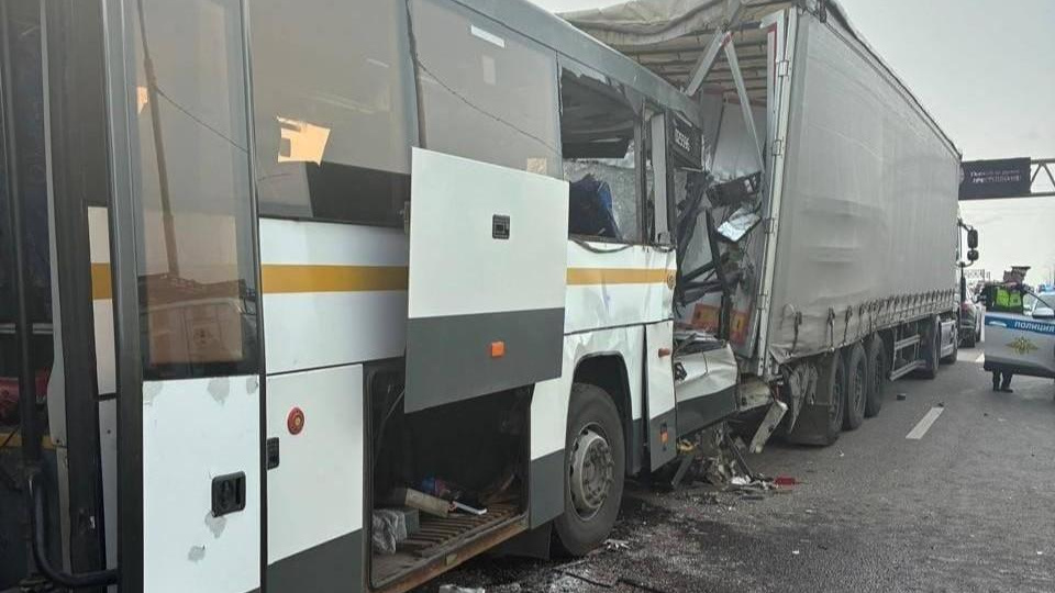 «Там зажало женщину. Водитель в хлам»: 14 человек пострадали в страшной аварии в Подмосковье с автобусом и фурой — видео