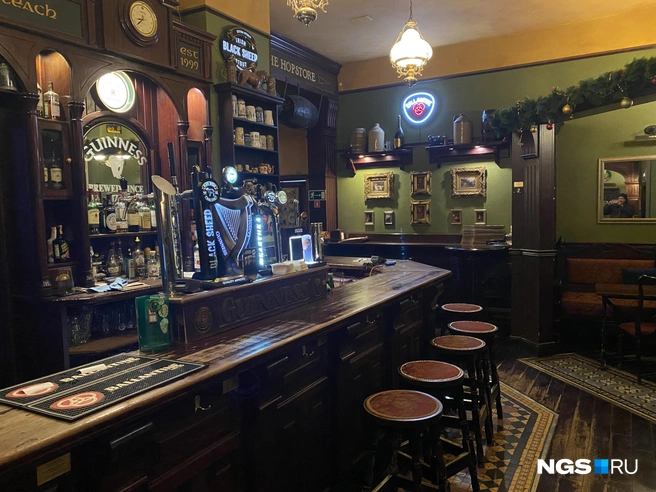 В «Уголке Святого Патрика» жизнь в значительной степени переместилась в пристройку | Источник: Стас Соколов \ NGS.RU