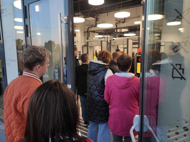 Люди с нетерпением ждут, когда начнутся шоу и матч | Источник: Наталья Бурухина / NN.RU