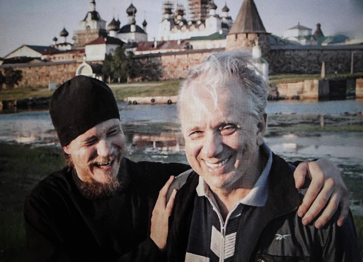 «Через год примерно его сделали послушником. Потом постриг состоялся. Он теперь отец Фотий», — делился актер о сыне в программе Первого канала «Эксклюзив»