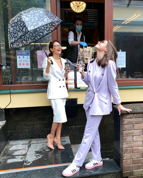 Дождь и кофе на вынос: счастливая Климова вышла на прогулку в стильном костюме