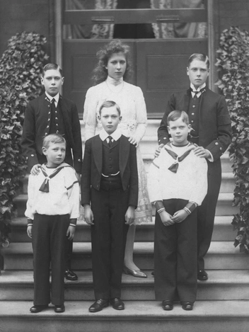 Королевская принцесса вместе с пятью братьями, 1910