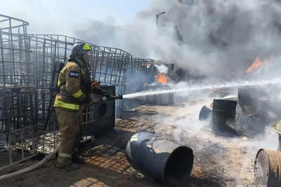 Площадь пожара на складе горючего у Ростова утроилась
