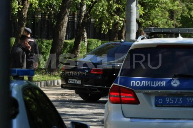 Кортеж с мигалками приехал на церемонию прощания | Источник: Артем Устюжанин / MSK1.RU