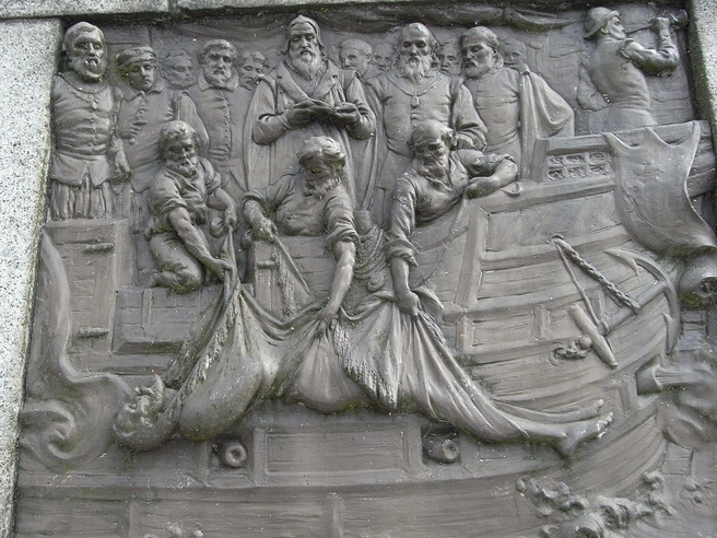 Похороны Дрейка в море у Портобело. Бронзовая доска Джозефа Бома, 1883 год, основание статуи Дрейка, Тависток | Источник: Lobsterthermidor, CC0, через Викисклад
