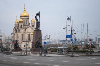 Приморский «человек-паук» забрался на быка у ТЦ во Владивостоке