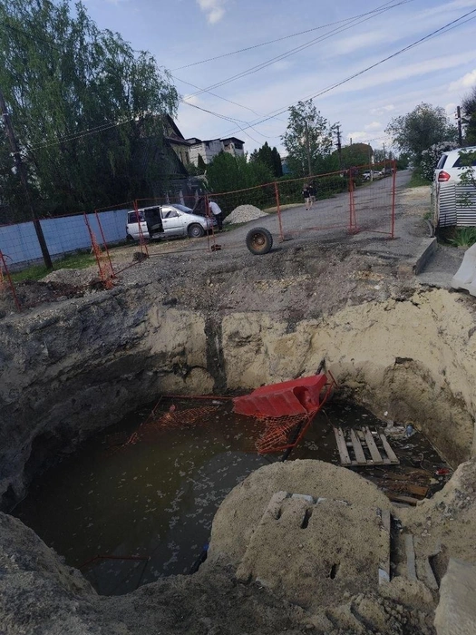 «Концессии водоснабжения» уже несколько раз обещали ликвидировать течь и засыпать котлован | Источник: читатели V1.RU