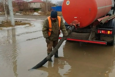 В Благовещенске откачивают 240 тысяч литров талой воды в день