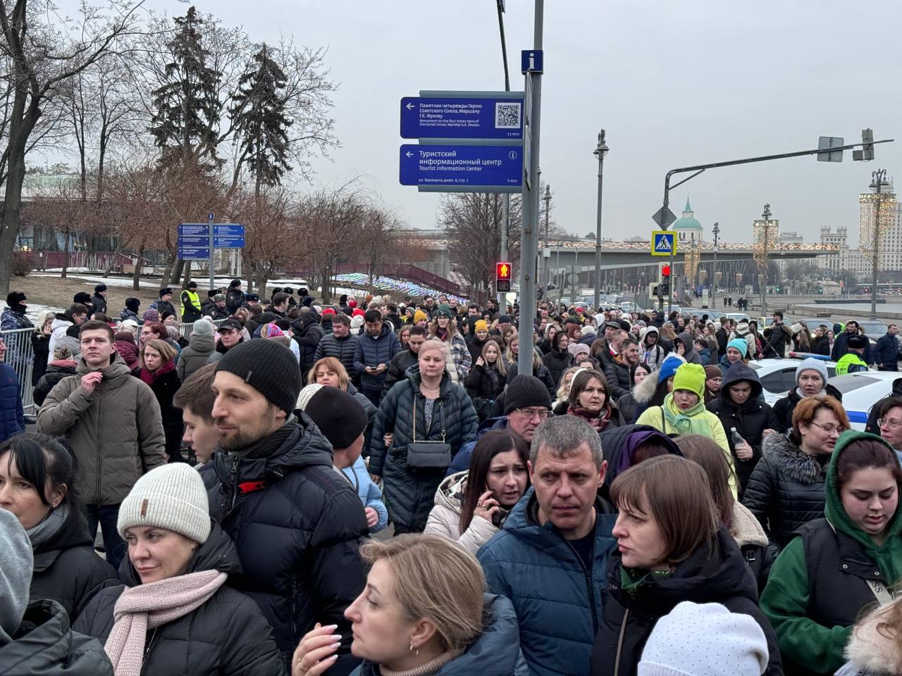 Москвичи хороводом прогулялись вокруг Красной площади: толпу людей не  пустили на концерт в честь присоединения Крыма - 18 марта 2024 - МСК1.ру