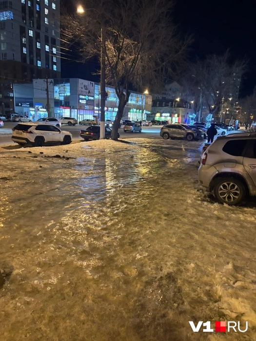 То самое чувство, когда ледовый каток у тебя прямо под ногами, еще и бесплатный | Источник: читатели V1.RU