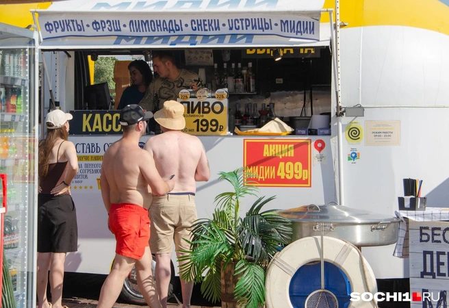 На набережной к палаткам, где приемлемые цены, выстраиваются очереди | Источник: Оксана Витязь / SOCHI1.RU